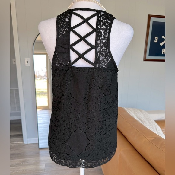 Hollister Tops - 🛍️ Hollister  Black Lace with line sleeveless top great condition.